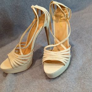 Super sexy 6" beige platform heels